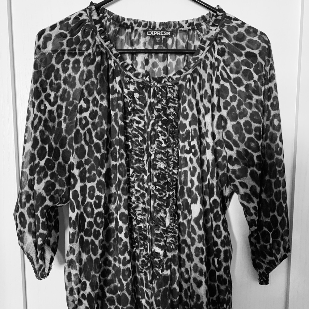 Express brand mono tone cheetah print top, Large